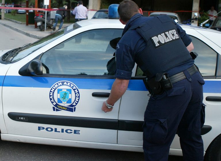 Θετικοί στον κορονοϊό 7 αστυνομικοί που επέστρεψαν από την Τήνο