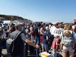 Ουρές στο λιμάνι της Ραφήνας – Δεκάδες πιστοί αναχωρούν για Τήνο