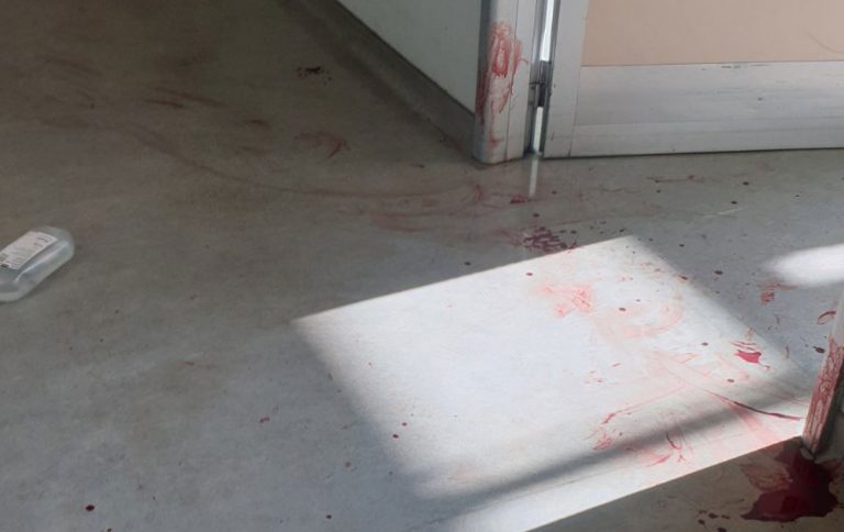 Eικόνες φρίκης, στο Αττικόν – Ο 59χρονος μαχαίρωσε νοσηλεύτρια και αυτοκτόνησε (pics+video)