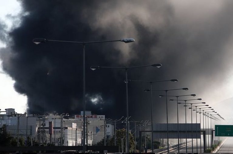 Μεταμόρφωση – Μαίνεται η μεγάλη φωτιά στο εργοστάσιο – Κλειστή η Αθηνών-Λαμίας (video – pics)