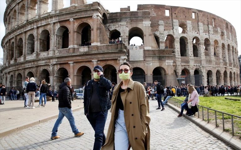 Iταλία: Yποχρεωτική παντού η χρήση μάσκας