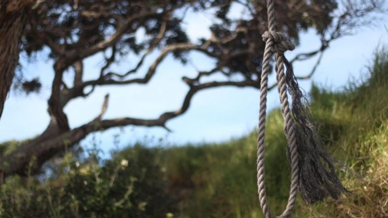 Αναστάτωση στο Ηράκλειο Κρήτης – Νέος κρεμάστηκε από δέντρο