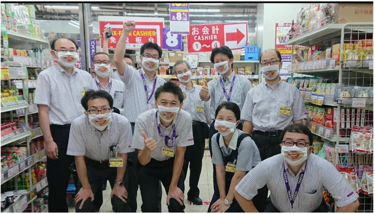 Μάσκες με χαμόγελο φορούν υπάλληλοι καταστήματος στην Ιαπωνία (pics)
