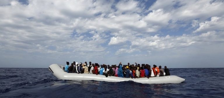 Κρήτη: Το λιμενικό προσπαθεί να προσεγγίσει ακυβέρνητο σκάφος με 70 μετανάστες (τώρα)