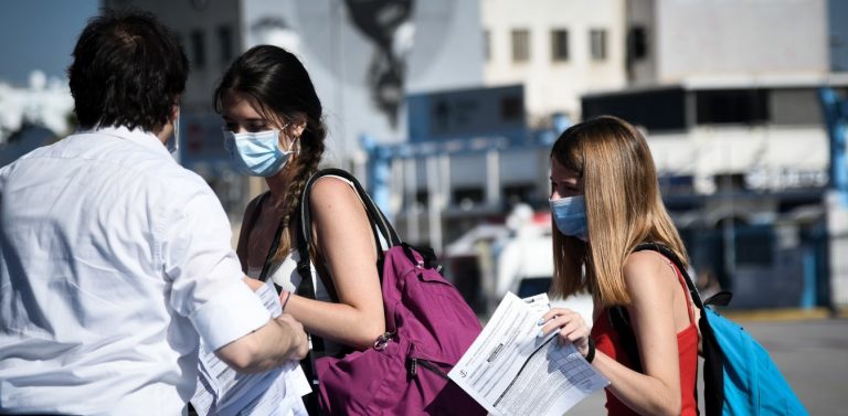 Κορονοϊός: Καθοριστική η συμπεριφορά των νέων για τη μετάδοση του ιού – Τι ανησυχεί τους επιστήμονες