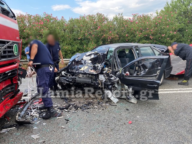 Tώρα: Τροχαίο δυστύχημα Ι.Χ. με νταλίκα στη Στυλίδα – Νεκρή η οδηγός (pics,video)