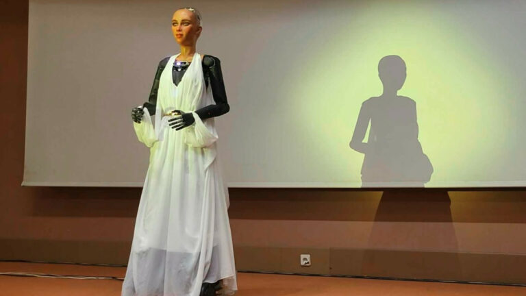 Sophia: Στη Ρόδο το πιο διάσημο ανθρωποειδές ρομπότ – Απάντησε σε ερωτήματα και στην ελληνική γλώσσα – Βίντεο