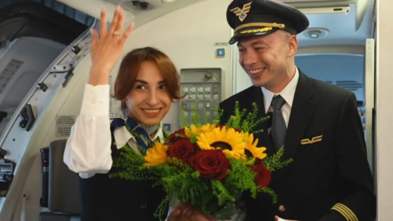 Πιλότος έκανε πρόταση γάμου στην αεροσυνοδό κατά τη διάρκεια πτήσης – Δείτε το συγκινητικό βίντεο