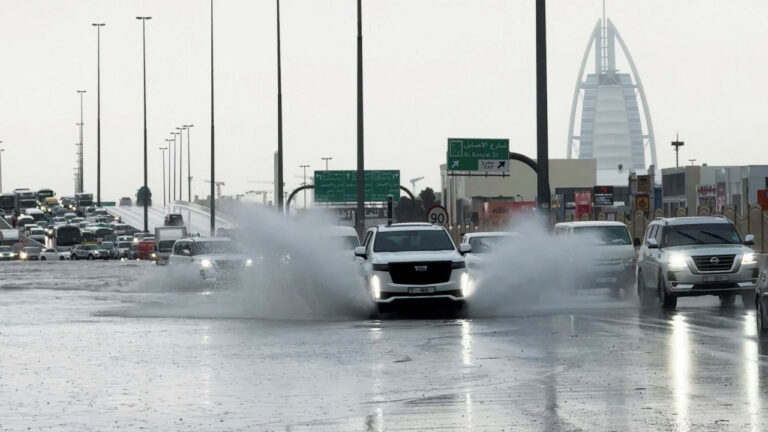 Ασυνήθιστες εικόνες από το Ντουμπάι: Πλημμυρισμένοι δρόμοι – «βάρκες» τα αυτοκίνητα  – Βίντεο