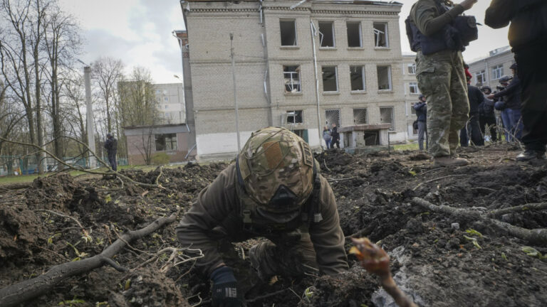 Τι κρύβεται πίσω από τους μαζικούς βομβαρδισμούς στο Χάρκοβο