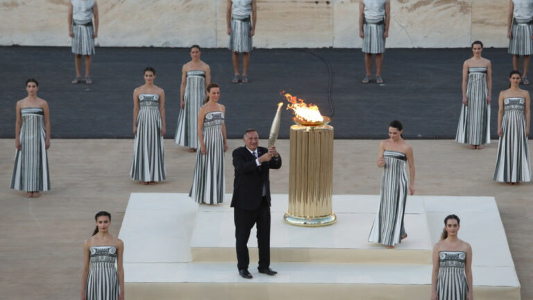 Η Αθήνα παρέδωσε την Ολυμπιακή Φλόγα στο «Παρίσι 2024» – Έκλεψε τις εντυπώσεις η τελετή – Δείτε βίντεο