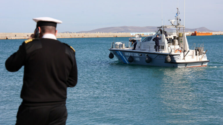 Επιχείρηση στο λιμάνι της Πάτρας για την ανάσυρση αυτοκινήτου που έπεσε στη θάλασσα