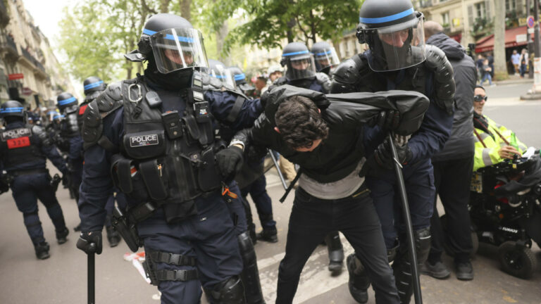 Συγκρούσεις διαδηλωτών – αστυνομικών στο Παρίσι κατά τη διάρκεια πορείας για την Εργατική Πρωτομαγιά