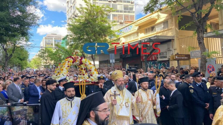 Θεσσαλονίκη: Σε κλίμα κατάνυξης και με πλήθος πιστών η περιφορά του πρώτου Επιταφίου από τον Άγιο Μηνά- Δείτε φωτογραφίες και βίντεο