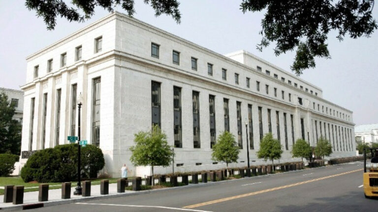 Fed: Άφησε αμετάβλητα τα επιτόκια στις ΗΠΑ