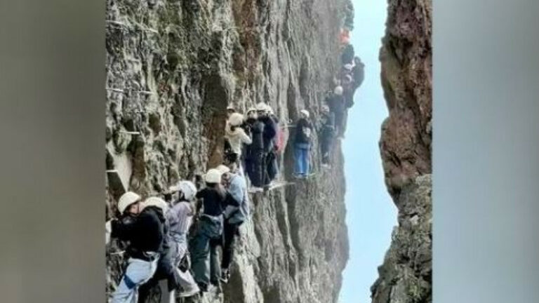 Ο τρόμος του υψοφοβικού: Κινέζοι ορειβάτες έμειναν μετέωροι στον γκρεμό λόγω συνωστισμού (βίντεο)